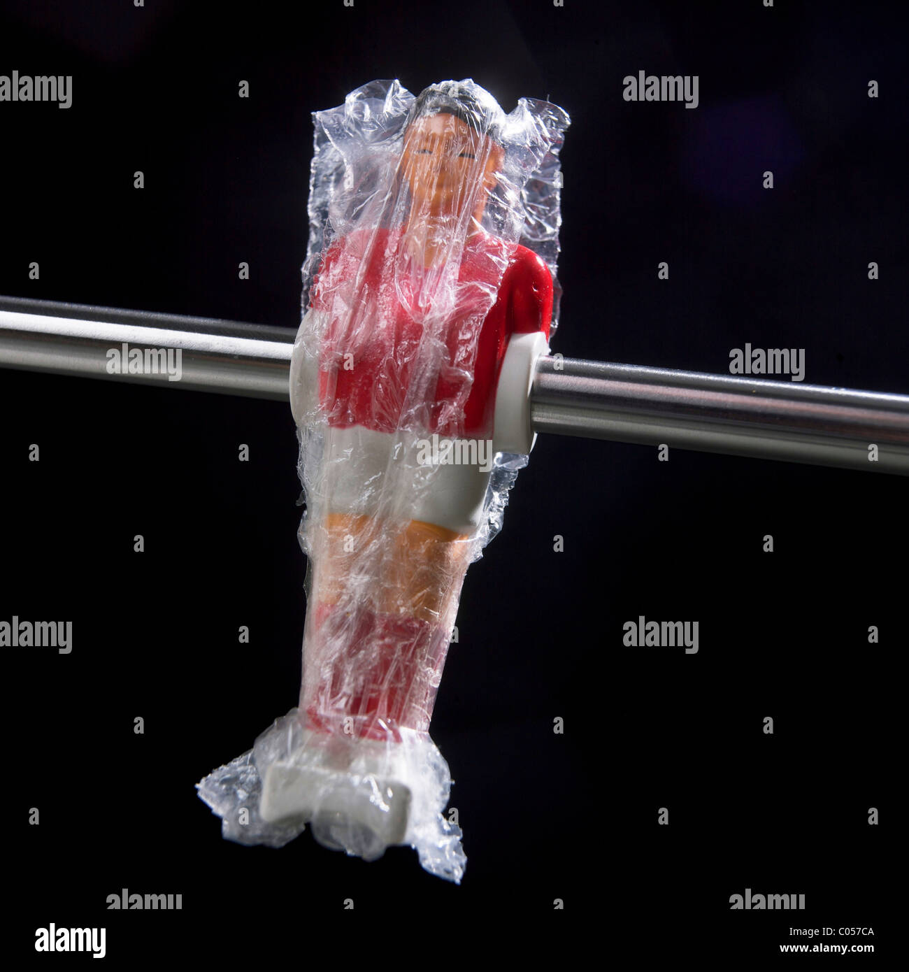 Die Figur eines Fußballspielers hängt an einer Stange in Action-Pose mit farbenfroher Uniform und detaillierten Details bei einem lustigen Spiel-Event Stockfoto