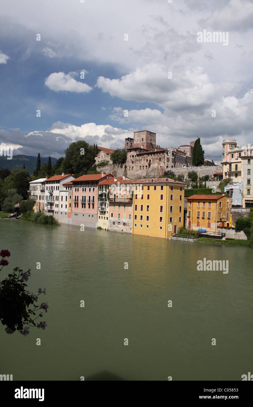 Bassano del Grappa in der Provinz von Vicenza, Italien, liegt am Fluss Brenta. Es hat eine berühmte Holzbrücke über den Fluss Stockfoto