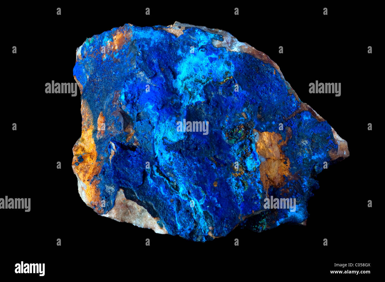 Azurit Mineral Stein in schwarzem Hintergrund isoliert Stockfoto