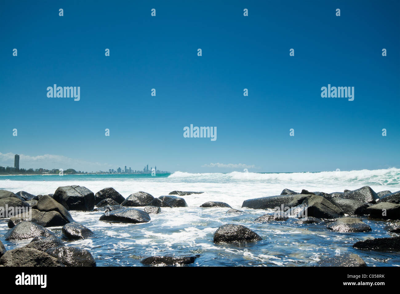Australischen Küste während des Tages mit Felsen im Vordergrund (Burleigh Heads, Qld) Stockfoto