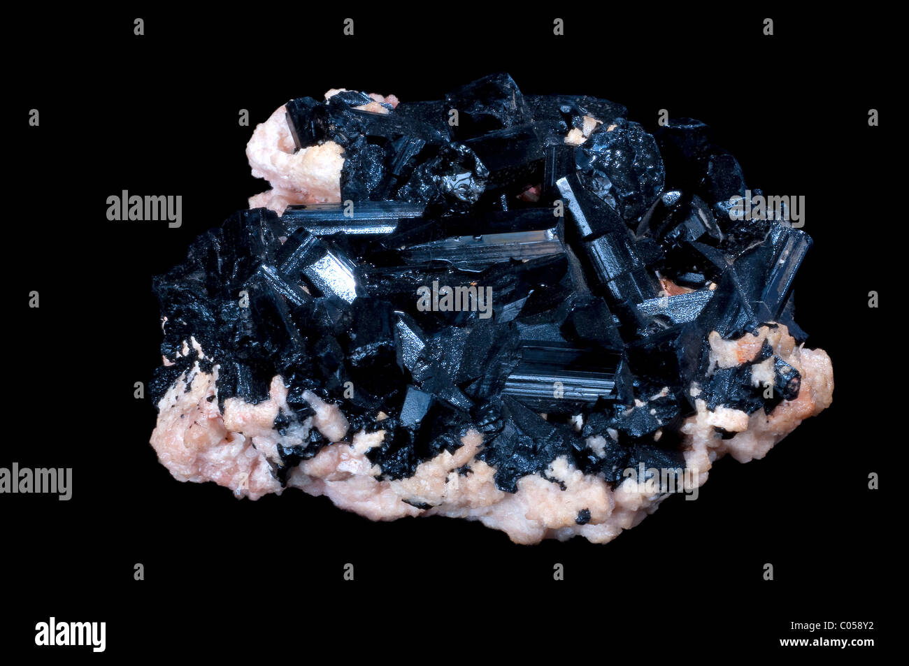 schwarzer Turmalin Stein in einem schwarzen Hintergrund isoliert Stockfoto