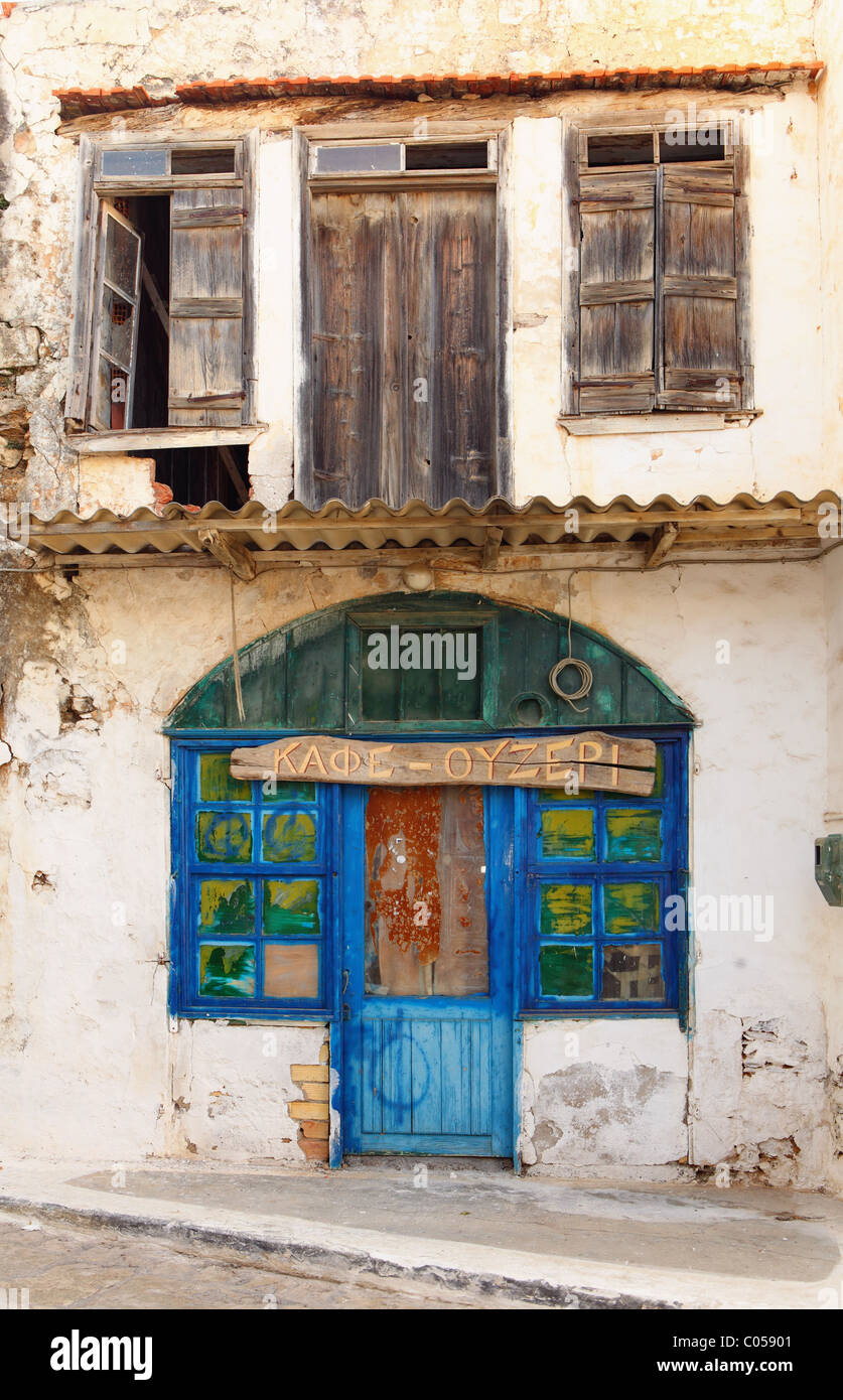 Eine heruntergekommene Cafébar in Panormo, Kreta, mit seinen griechischen Zeichen noch zu verkünden, sei es eine Cafe-Ouzeri Stockfoto