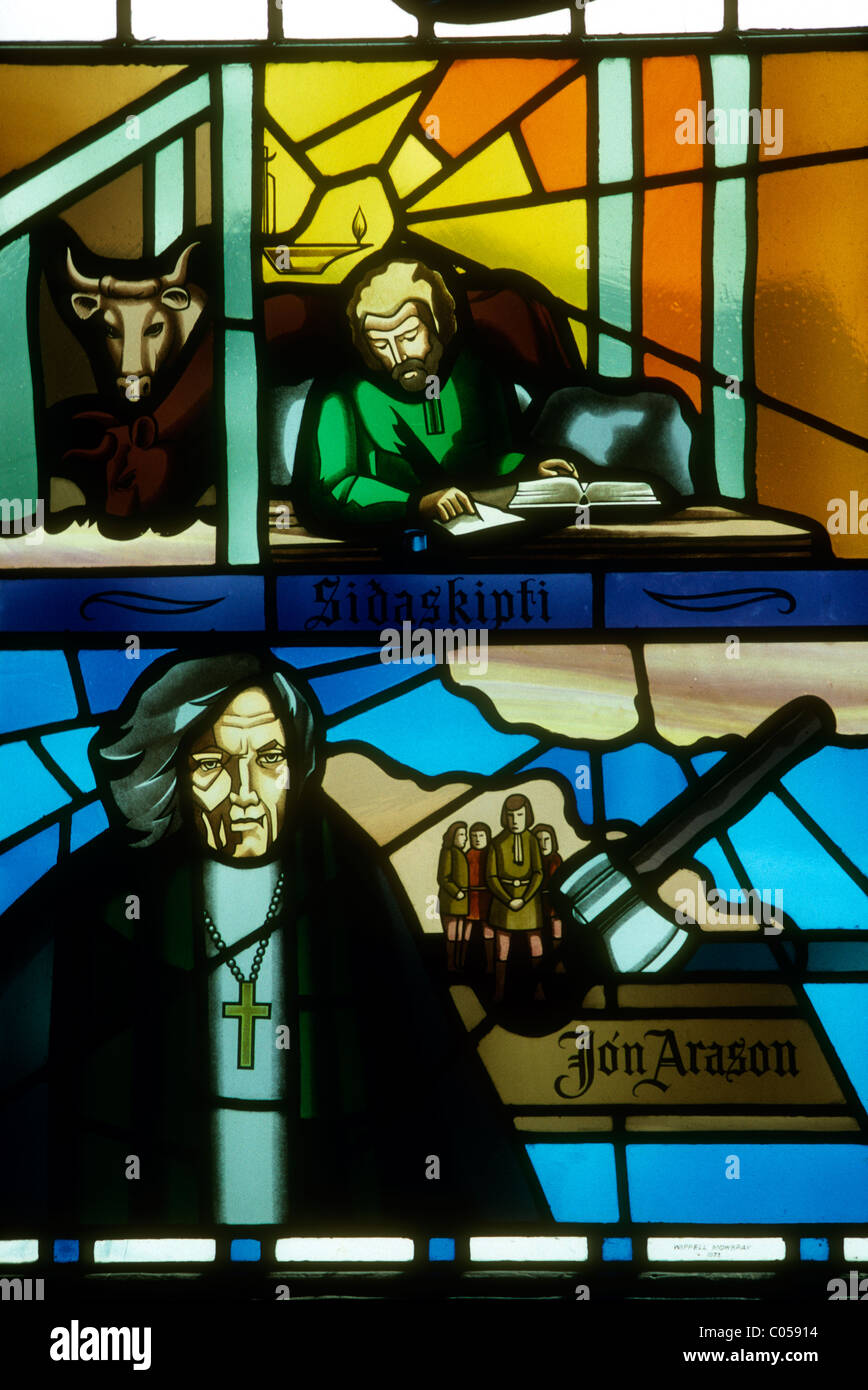 Glasfenster in der Kathedrale von Akureyri, Island zeigt Bischof Jon Arason. Stockfoto