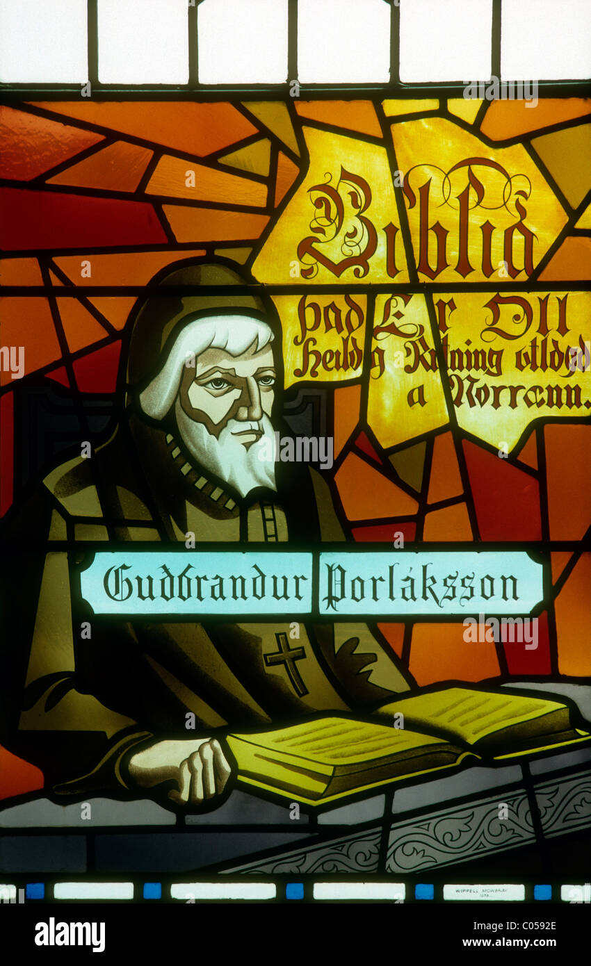 Ein Glasfenster in der Kathedrale von Akureyri, Island zeigt Bischof Gudbrandur Thorlaksson. Stockfoto