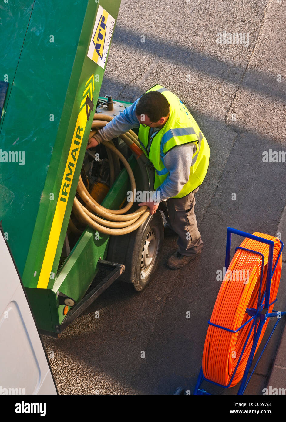 Arbeiter in Straße Aufwickeln Rohr - Frankreich. Stockfoto