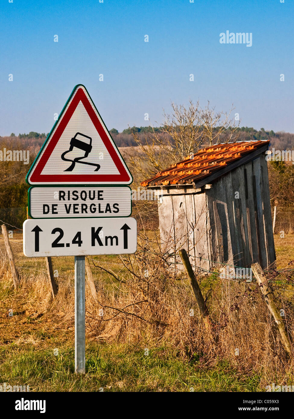 Moderne europäische / französische "Risque de Verglas" Straße Verkehrsschild gefährliche Straße - Indre-et-Loire, Frankreich. Stockfoto