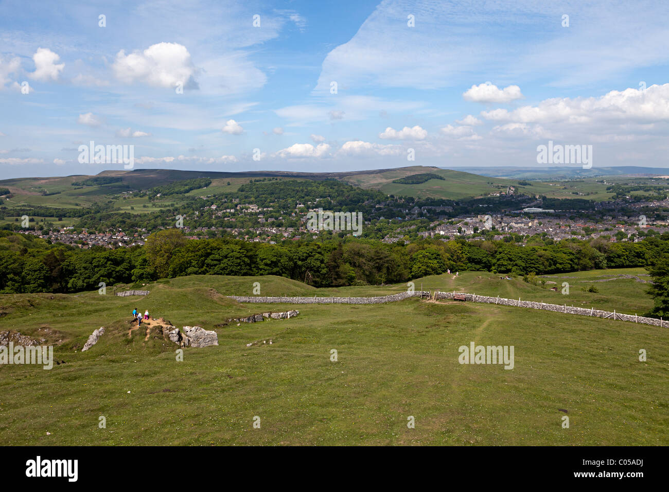 Buxton Country Park mit der Stadt in der Ferne Derbyshire England UK Stockfoto