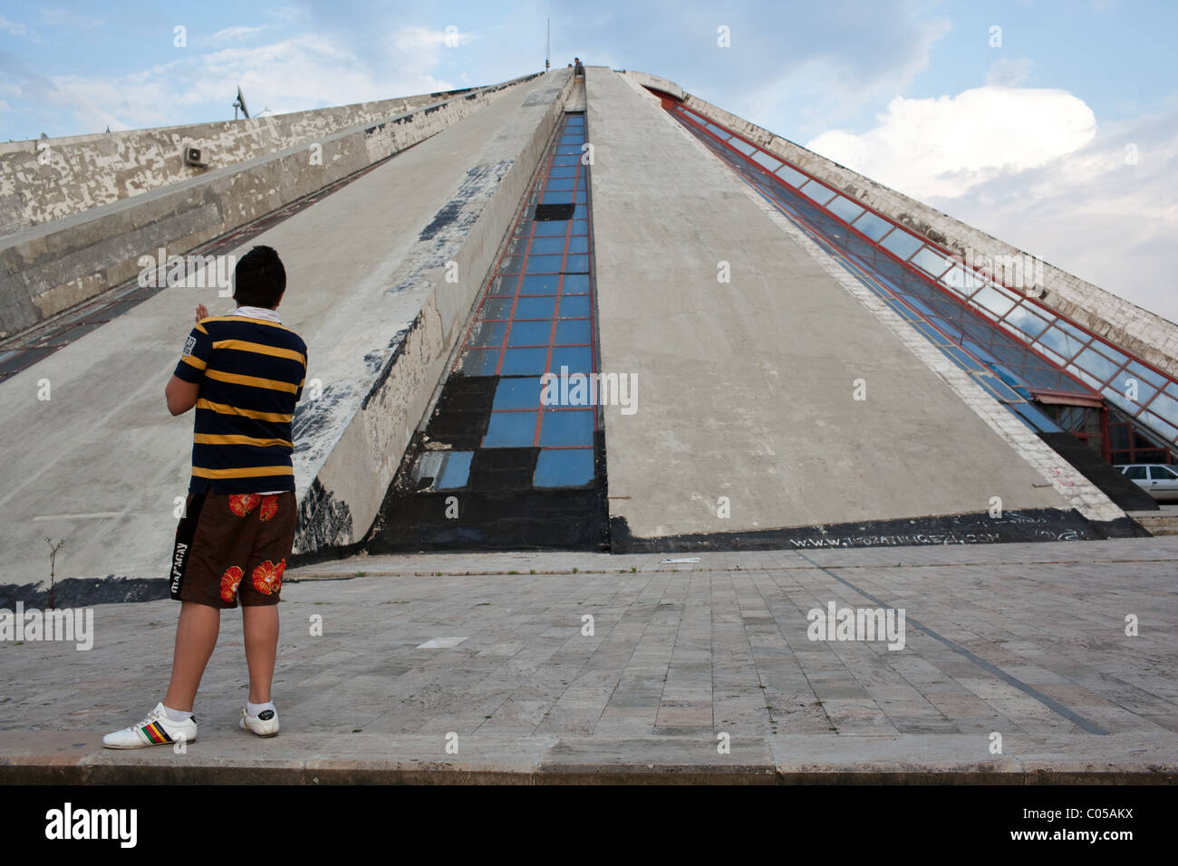 Enver Hoxha Mausoleum bekannt als die Pyramide in Tirana. Stockfoto