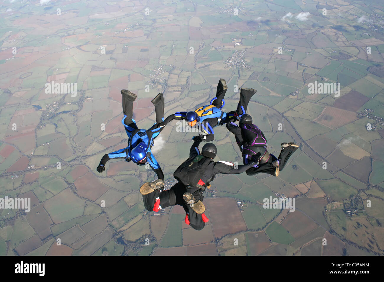 Vier Fallschirmspringer im freien Fall Stockfoto