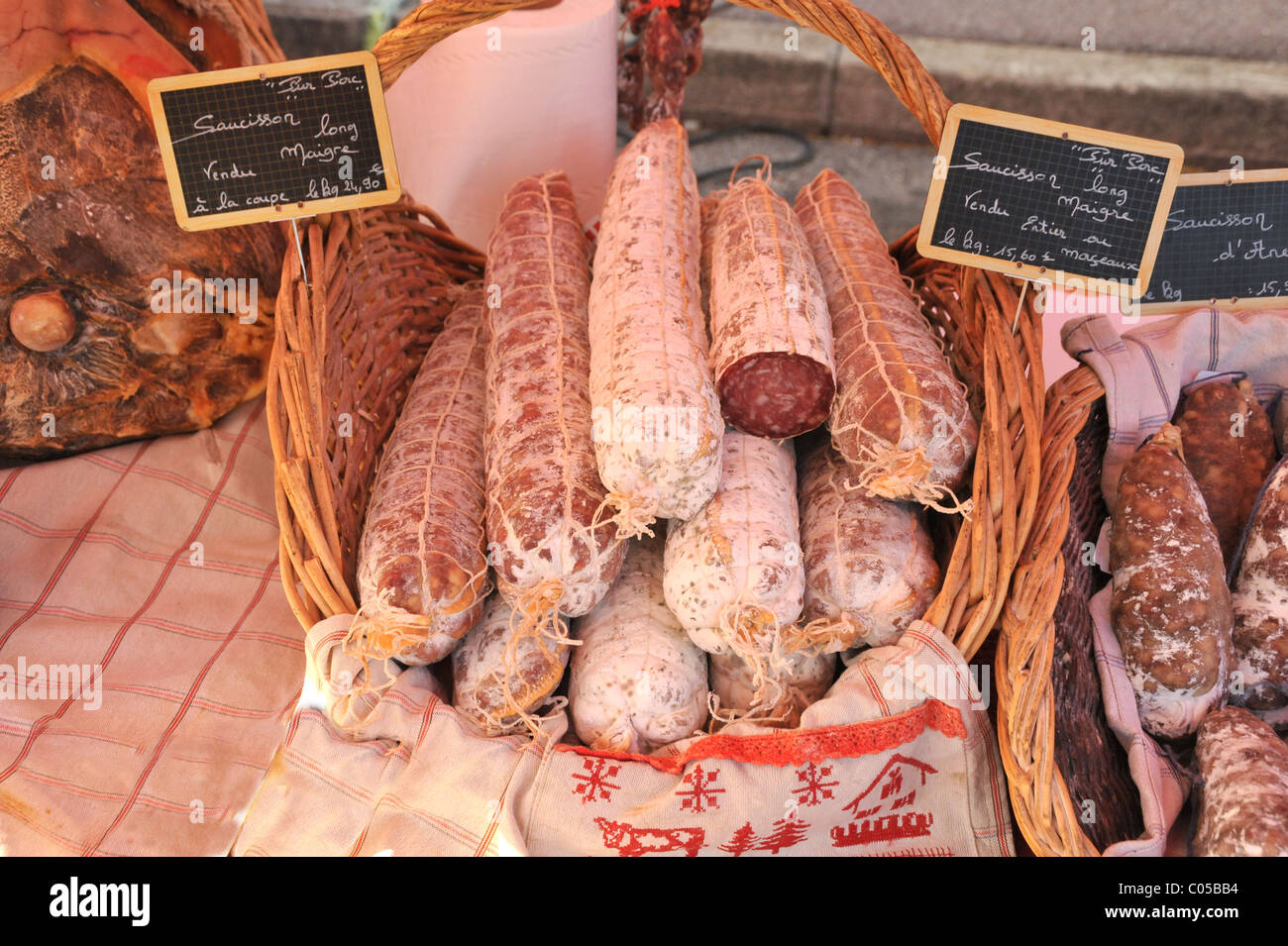 Salami-Würste zu verkaufen - Straßenmarkt in Frankreich. Stockfoto