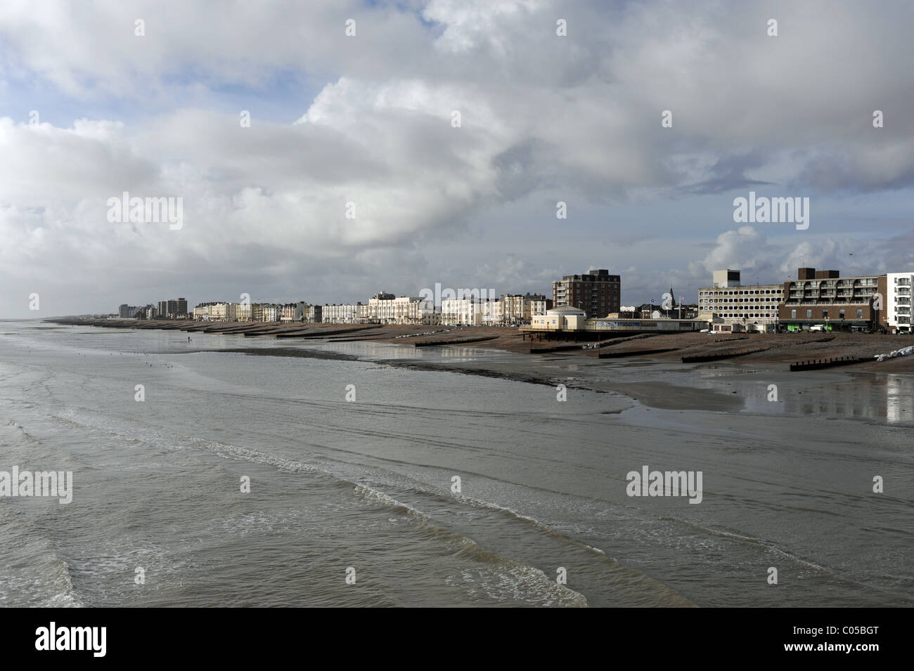 Blick auf Worthing direkt am Meer und Strand westlich von der Pier Sussex UK Stockfoto