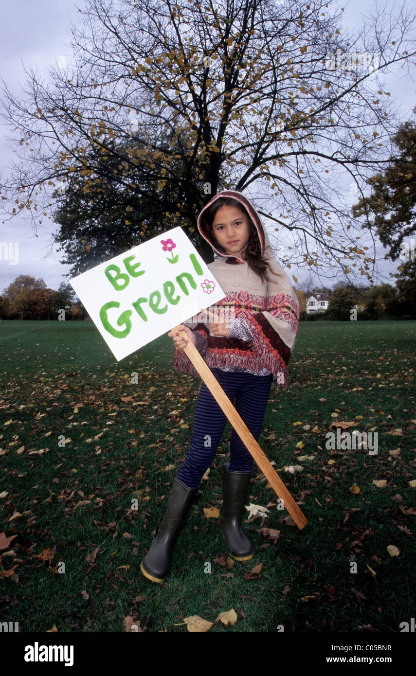 Kleines Mädchen mit einem Schild "Go Green" zu sagen Stockfoto