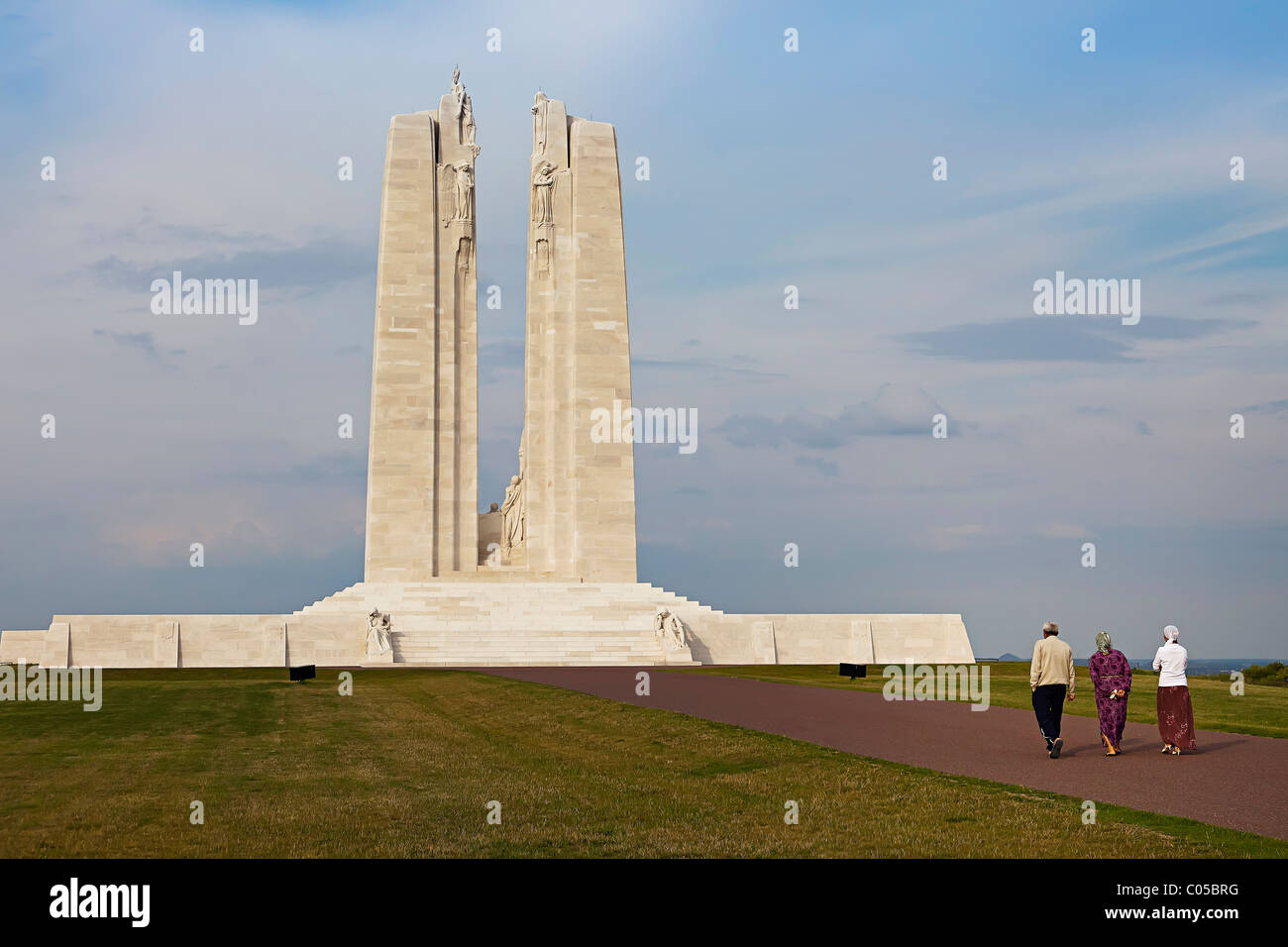 Drei Menschen, die zu Fuß in Richtung der Vimy First World War Memorial Frankreich Stockfoto