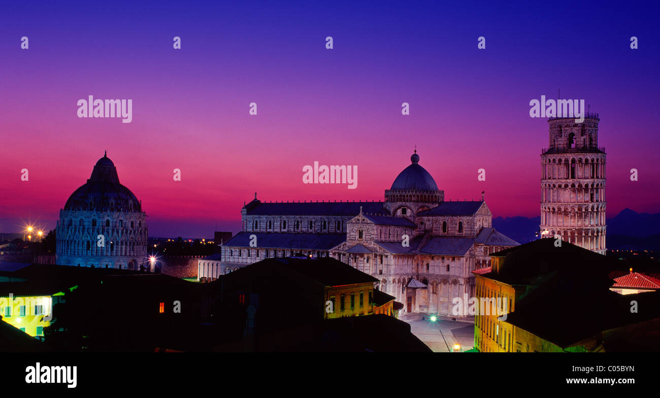 Italien, Toskana, Pisa Dämmerung Blick auf Dom und Schiefer Turm Stockfoto