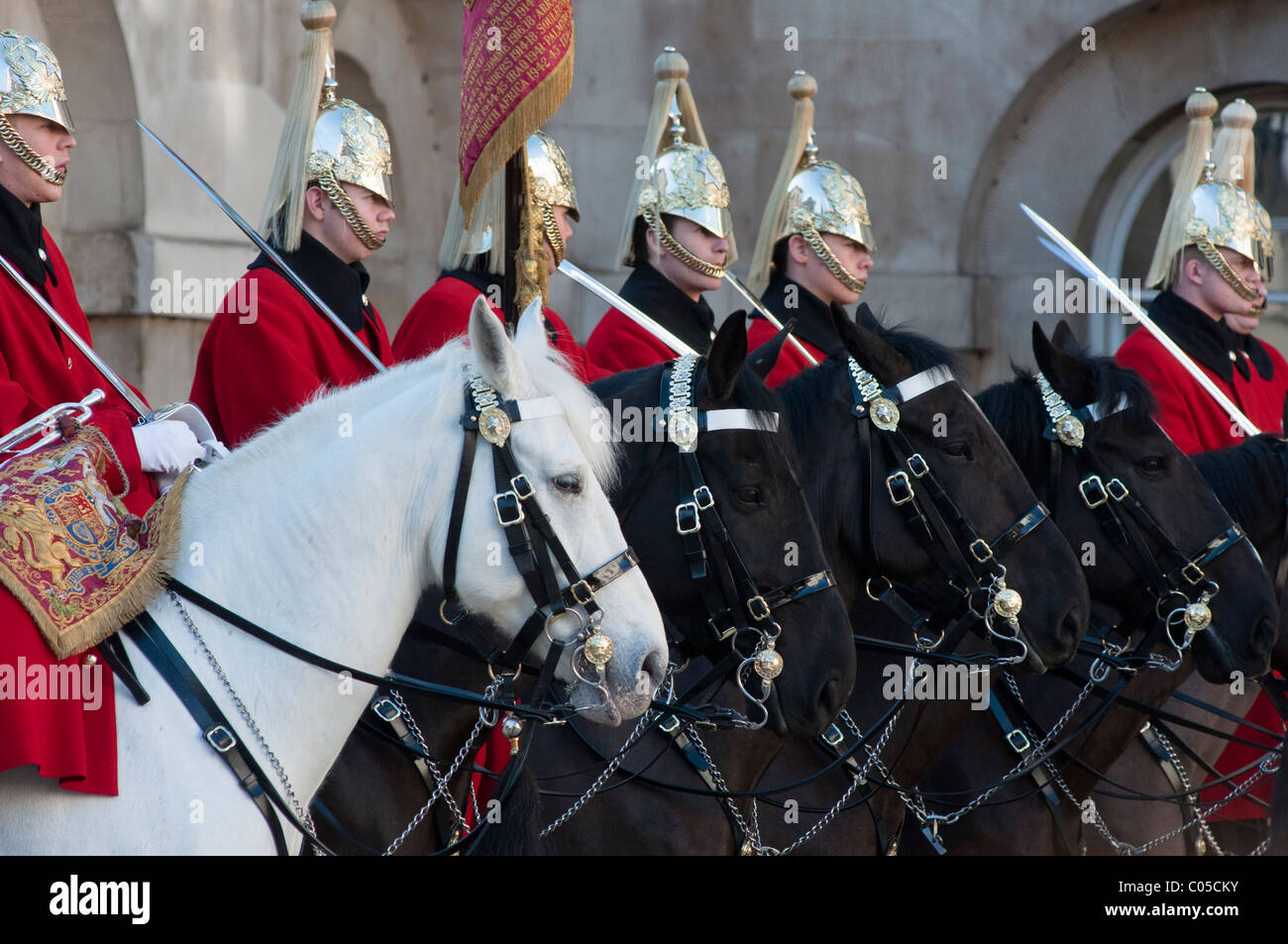 Leibwächter der Königin zu Pferd während der "Wachablösung" auf Horse Guards Parade in London, England. Stockfoto