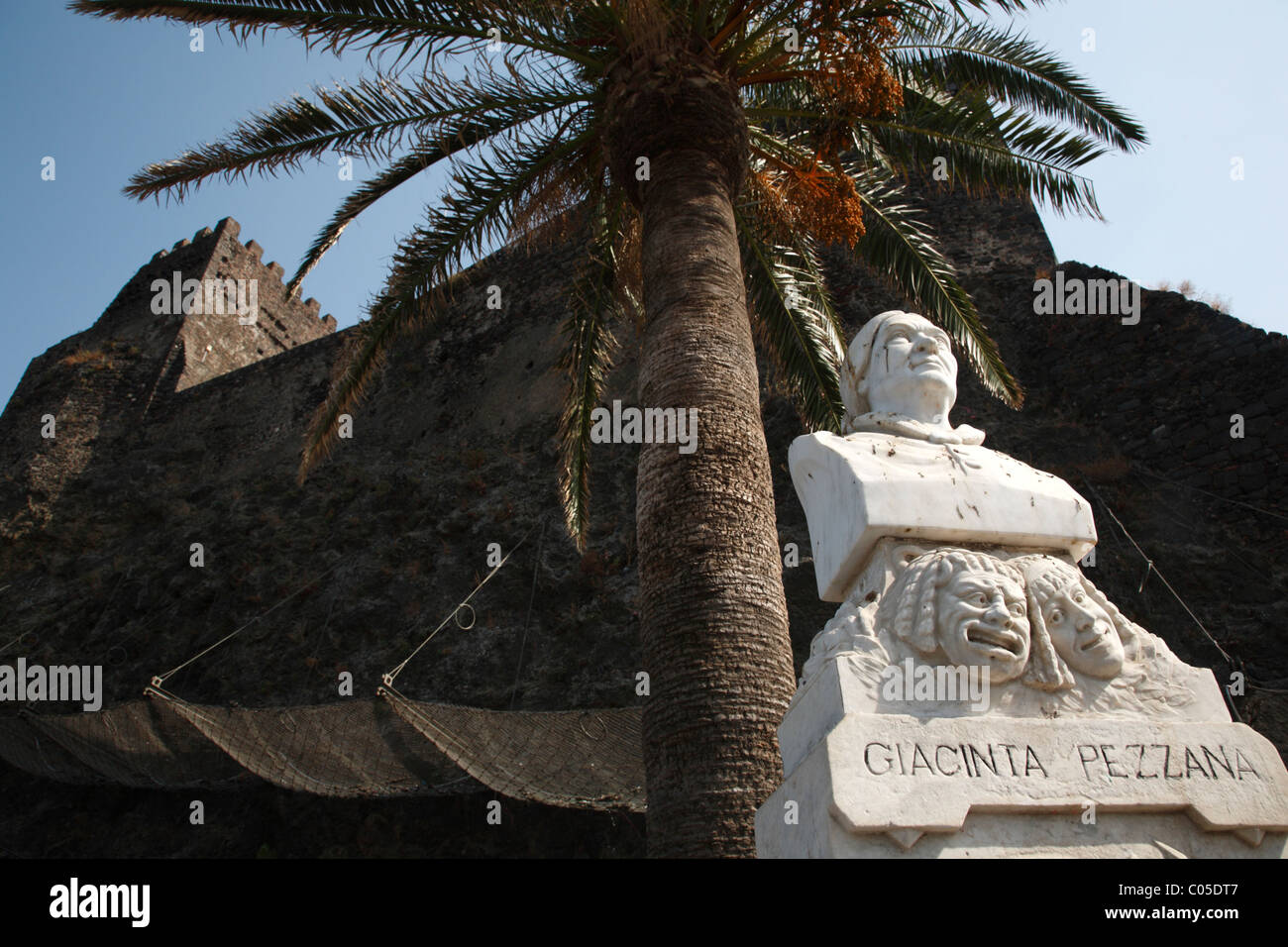 Denkmal für die Schauspielerin Giacinta Pezzana, Aci Castello, Catania, Sizilien, Italien, Europa Stockfoto