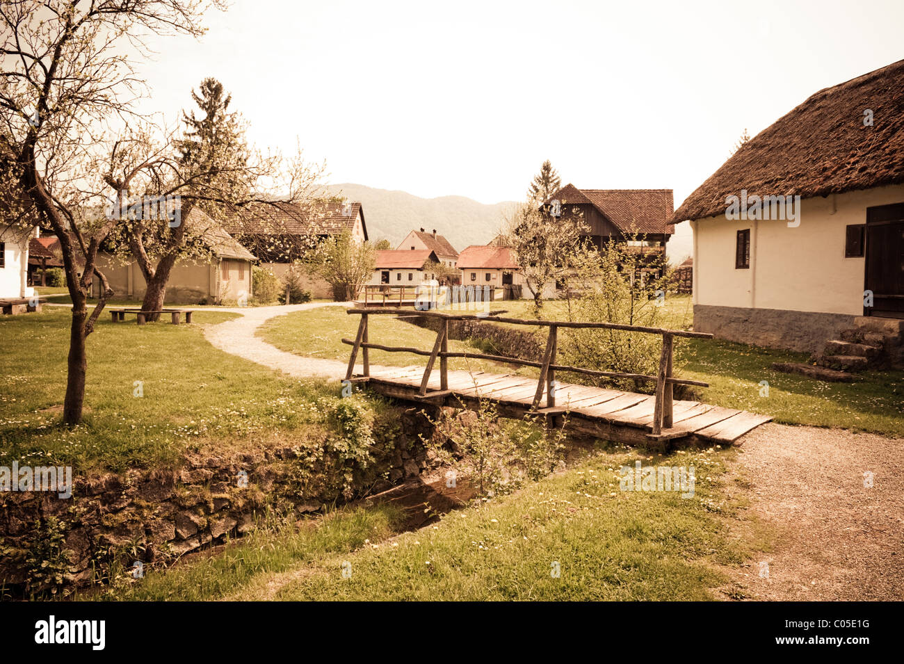 Kleines Dorf im kroatischen Landschaft - Kumrovec, Zagorje Gegend von Kroatien. Stockfoto