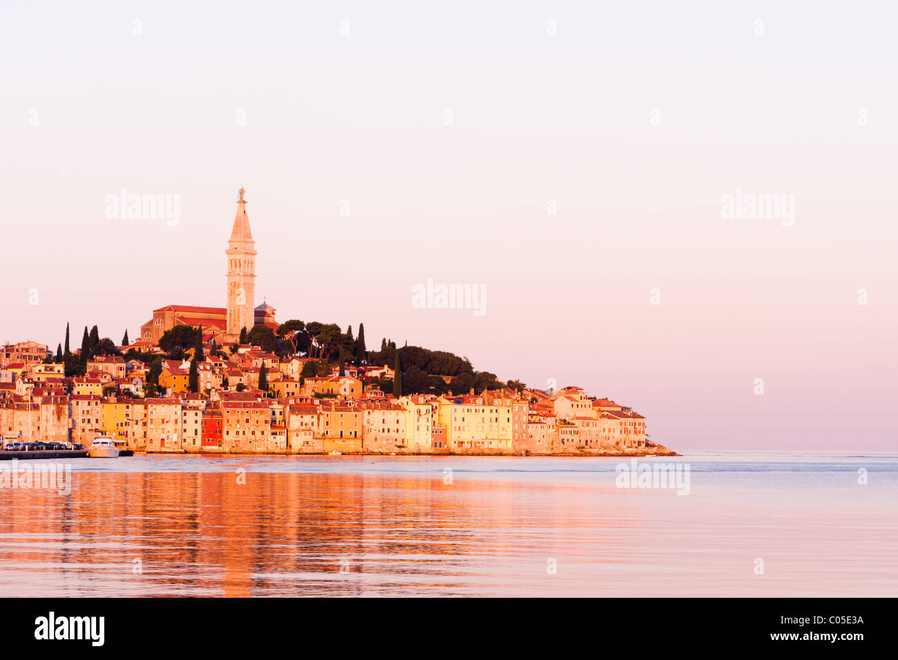 Rovinj, alte Küsten Stadt von Kroatien in goldenen Sonnenaufgang Licht, Adria, Istrien Region beliebtes Touristenziel. Stockfoto