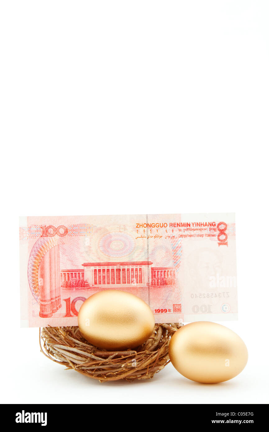 Chinas Währung hinter gold Notgroschen in einem Zweig-Nest mit einem 2. gold Notgroschen in der Nähe von schildert Chinas wachsenden Wirtschaft. Stockfoto