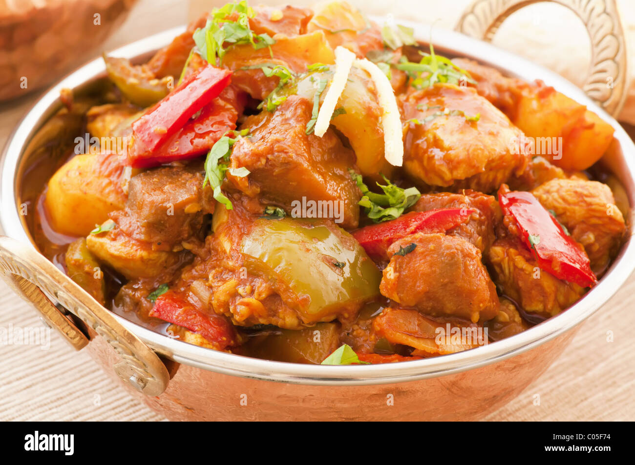 Chicken Vindaloo in eine Schüssel mit Reis als Nahaufnahme Stockfoto