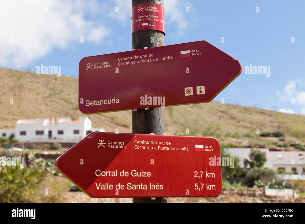 Wanderweg Zeichen für GR-131, eine lange Strecke Wanderweg auf der Kanarischen Insel Fuerteventura, gesehen hier bei Betancuria Stockfoto