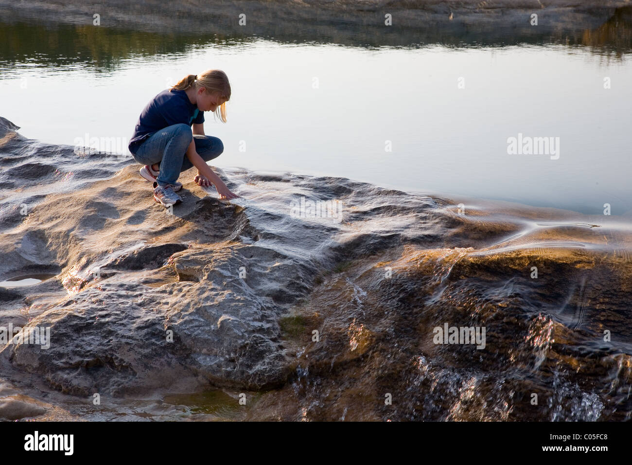 Mädchen am Rande des Pedernales Falls, Texas Stockfoto