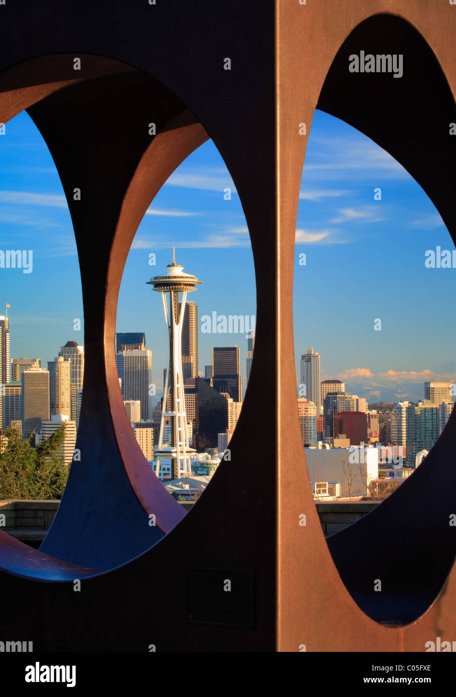 Seattle durch abstrakte Skulptur in Kerry Park gesehen Stockfoto