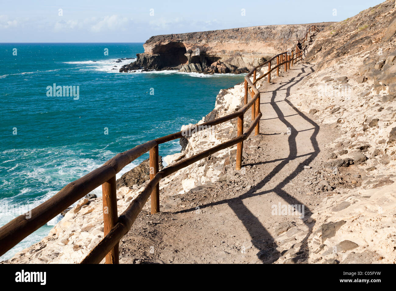 Klippe Wanderweg zu Fuß, die Höhlen in der Nähe der Küstenstadt Dorf von Ajuy an der Westküste der Kanarischen Insel Fuerteventura zu sehen Stockfoto