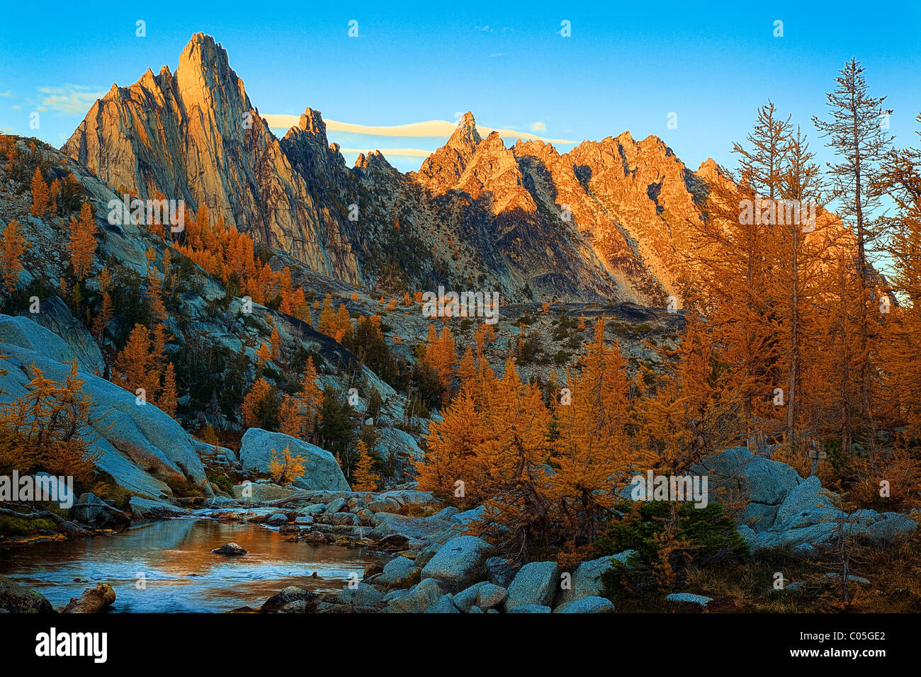 Prusik Peak und Lärche Bäume in die Verzauberung Lakes Wilderness area Stockfoto