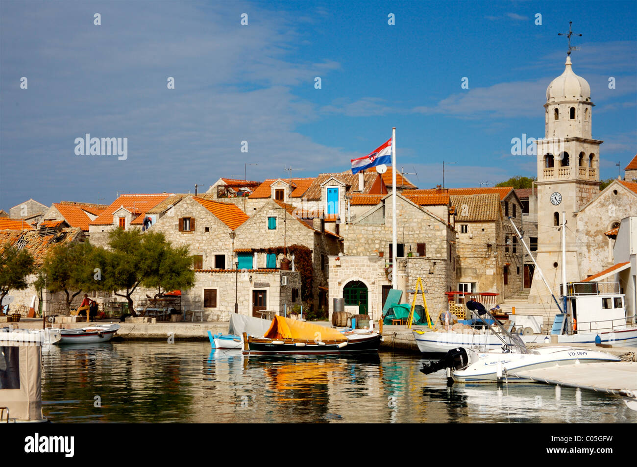 Sepurine Dorf, Insel Prvic (autofrei), in der Nähe von Sibenik, Kroatien. Stockfoto