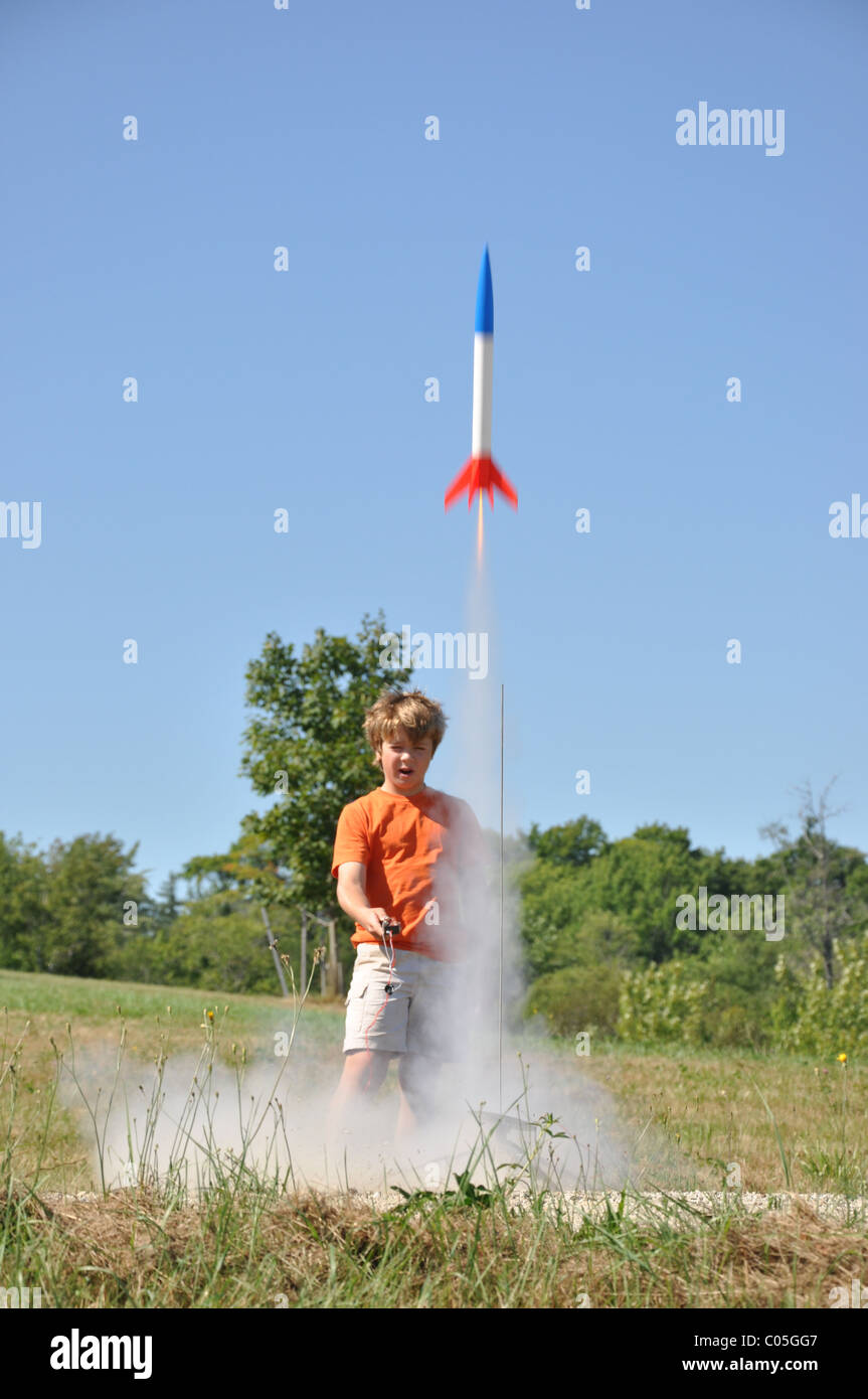 12 Jahre alter Junge startet Modell Rakete außerhalb Stockfoto