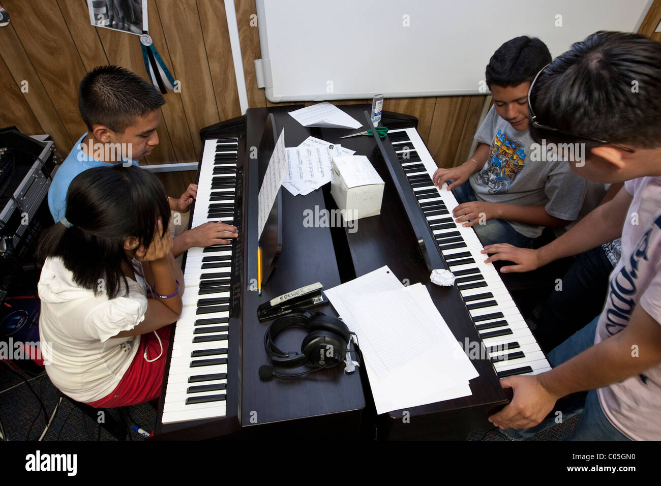 Hispanische High-School-jungen und Mädchen Noten lesen und spielen Klaviere im Musikunterricht an der Mission Early College High School in El Paso TX Stockfoto