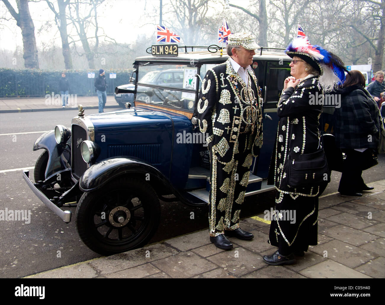 Pearly König und die Königin stand neben einem Oldtimer auf der neuen Jahre Day Parade London 2011 Stockfoto