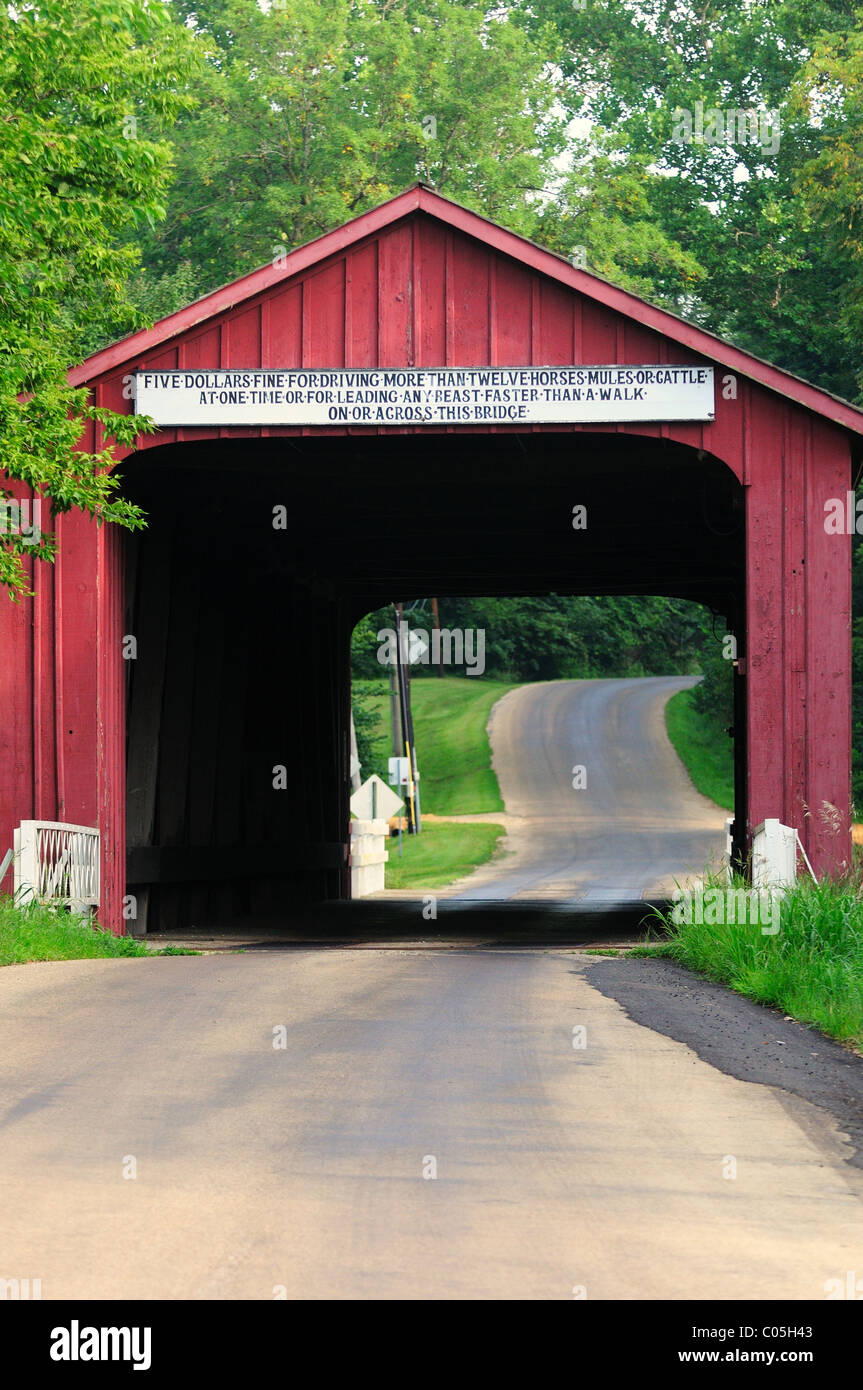 Die rote Brücke im ländlichen Illinois. Die Spannweite war während des Bürgerkriegs 1863 Princeton, New Jersey, USA gebaut. Stockfoto