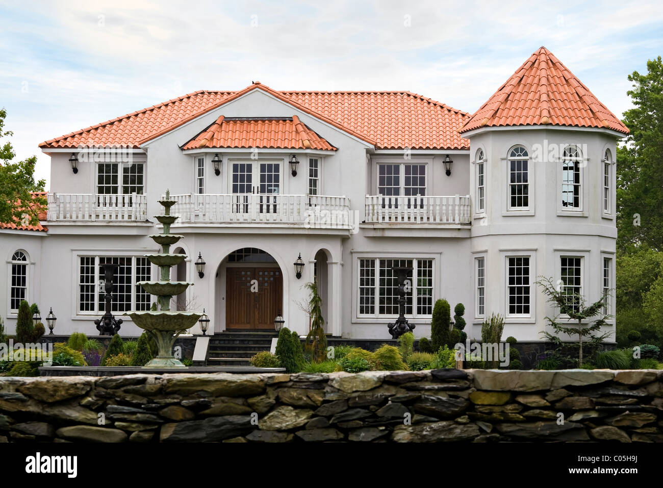 Eine große Villa mit klassischer Architektur und eine Ton-Ziegel-Dach. Stockfoto
