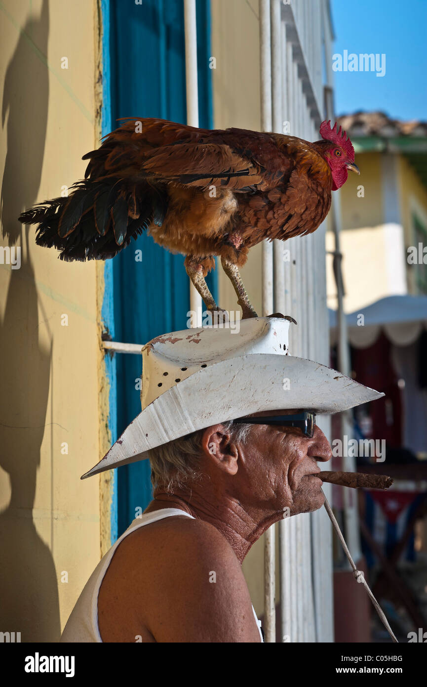 Mann mit Huhn Street Szene Trinidad Provinz von Sancti Spíritus, Zentralkuba Stockfoto