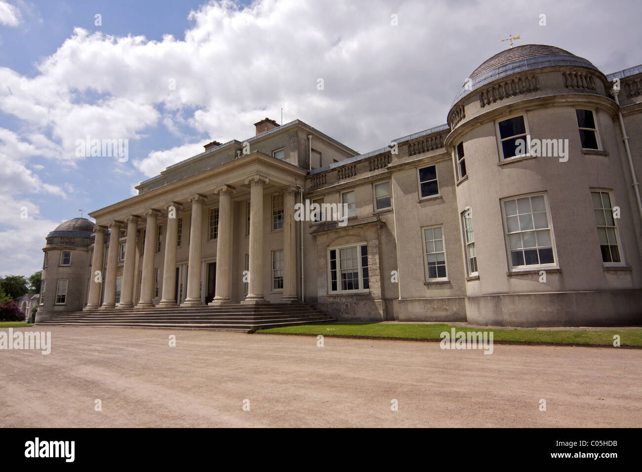 Die klassizistische Fassade der Shugborough Hall in einem georgianischen Herrenhaus zwischen 1745-1748 von Thomas Wright verwandelt Stockfoto