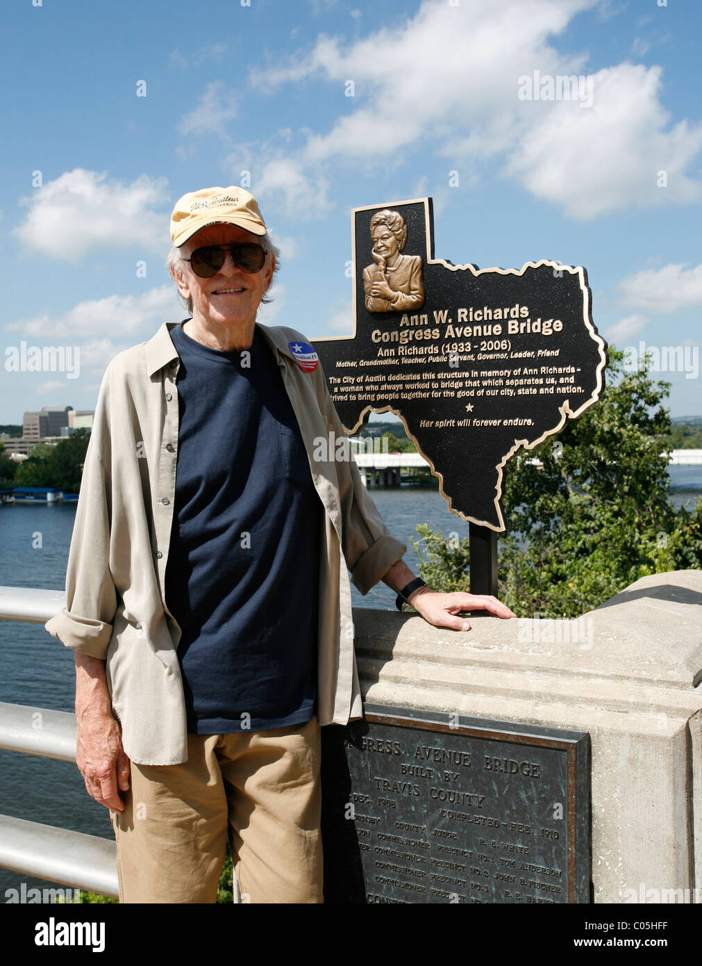 Austin Schriftsteller Edwin "Bud:" Schrake neben Gedenktafel für seine langjährigen Begleiter, ehemaliger Texas Gouverneur Ann Richards in Austin Stockfoto