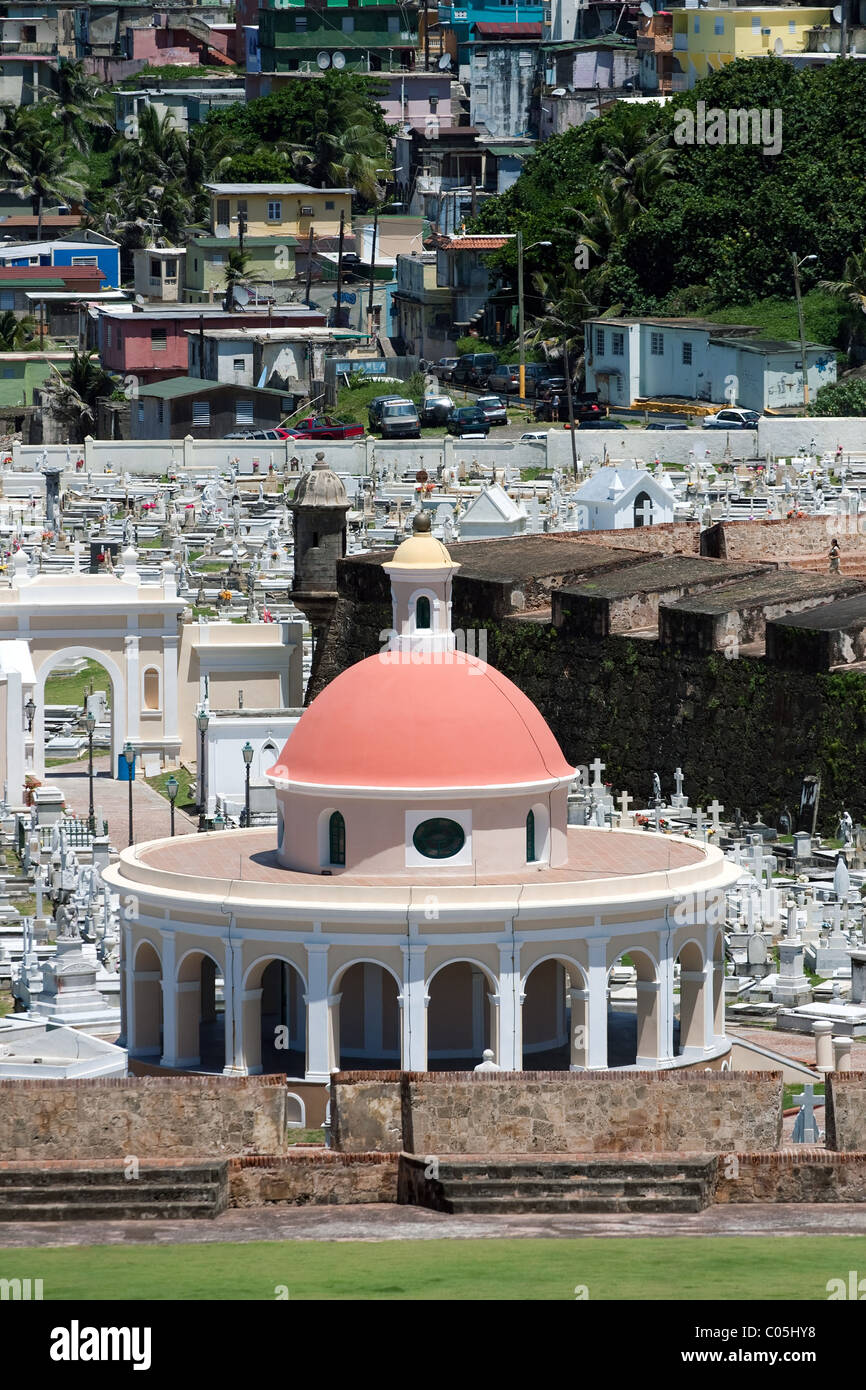 Die äußeren Mauern der Festung El Morro und Santa Maria Magdalena de Pazzis Kolonialzeit Friedhof befindet sich in Old San Juan Puerto Rico. Stockfoto