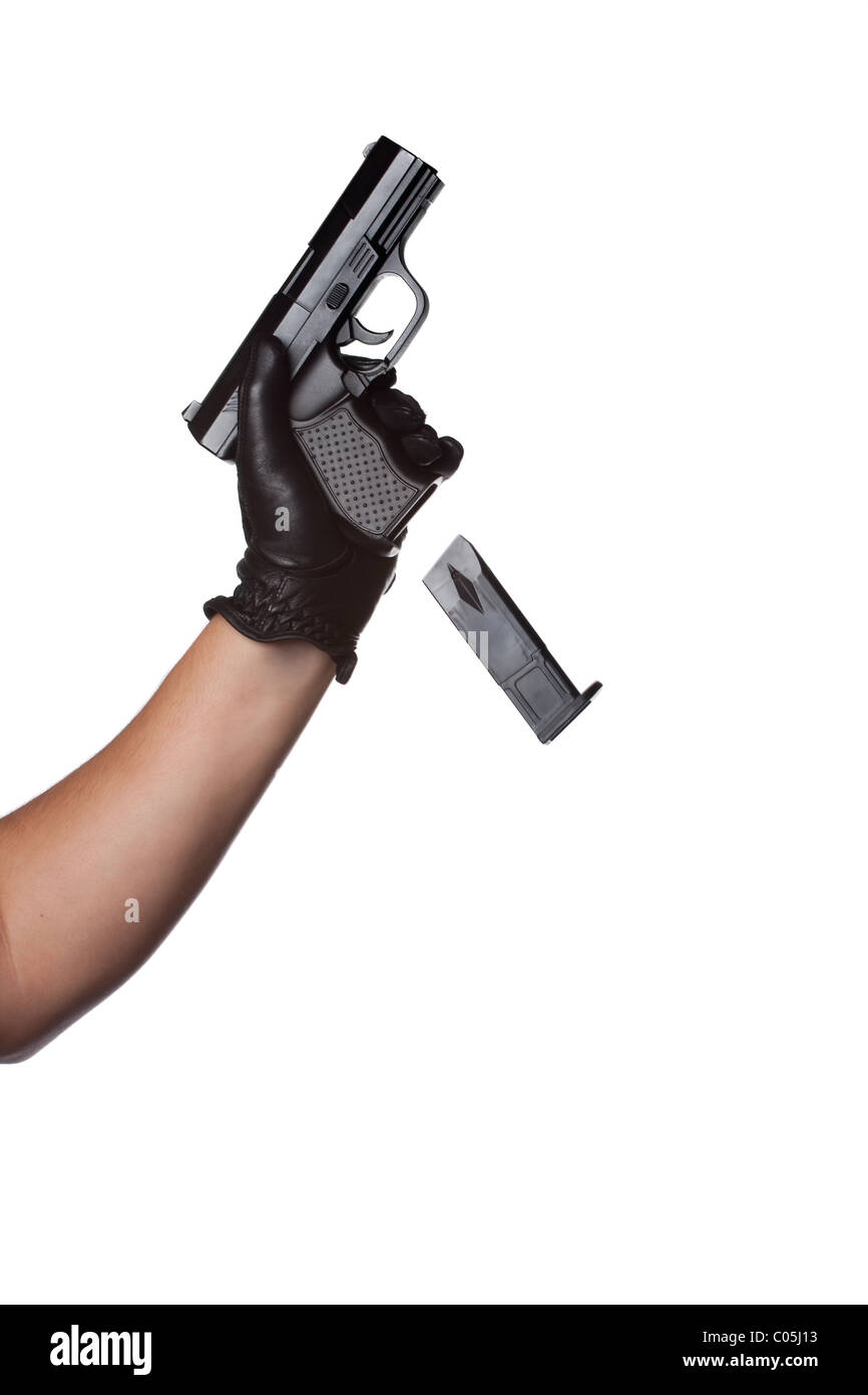Ein Mann eine Waffe nachladen sinkt den Clip von einer schwarzen Pistole. Funktioniert super für Verbrechen oder Home-Security-Konzepte. Stockfoto