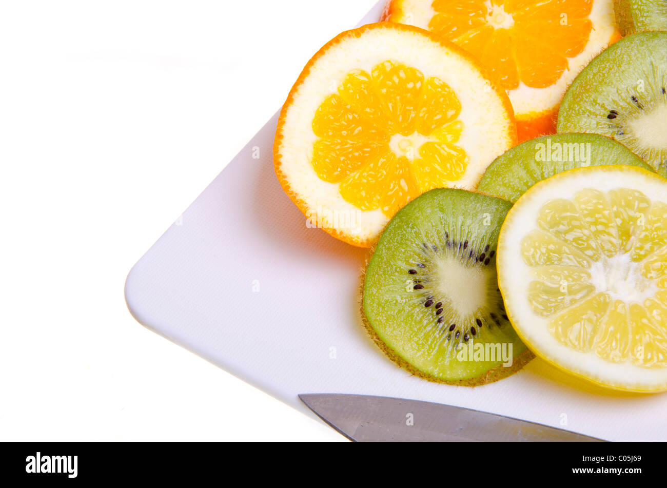 Gemischte geschnittene Früchte; Zitrone, Kiwi und Orange Stockfoto