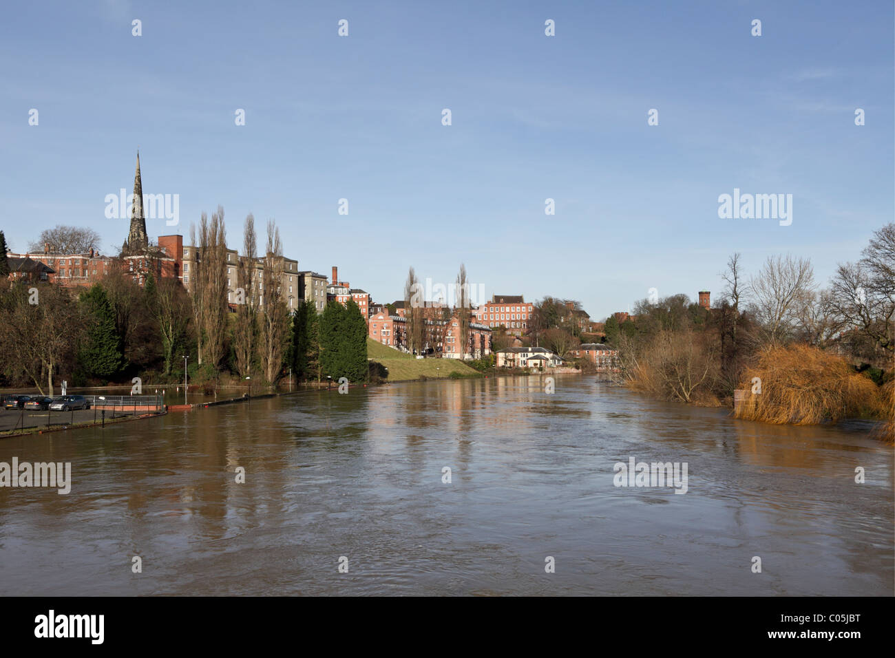 Querformat aus der englischen Brücke in Richtung Laura's Tower suchen, flood Warnungen in Betrieb waren und einige hatten aufgetreten. Stockfoto