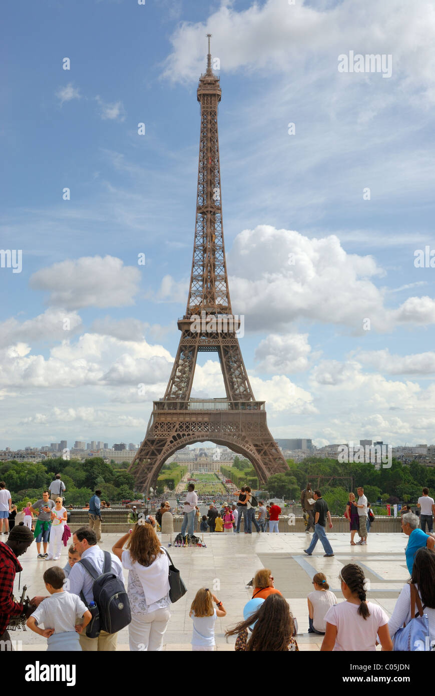 Place du Trocadéro ist der perfekte Ort um den Eiffelturm, eines der berühmtesten Wahrzeichen in Paris, Frankreich zu sehen. Stockfoto