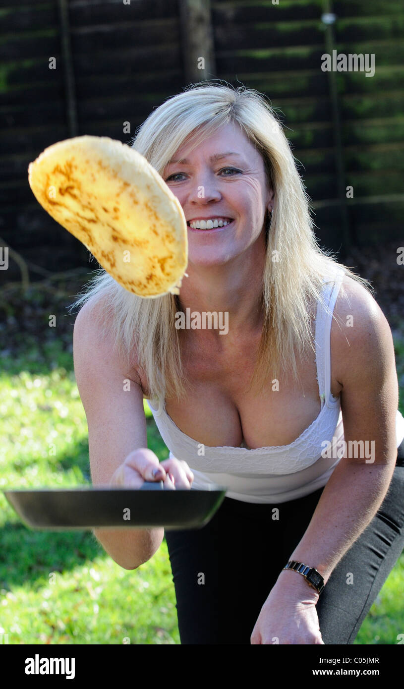 Porträt einer Frau warf einen Pfannkuchen Stockfoto