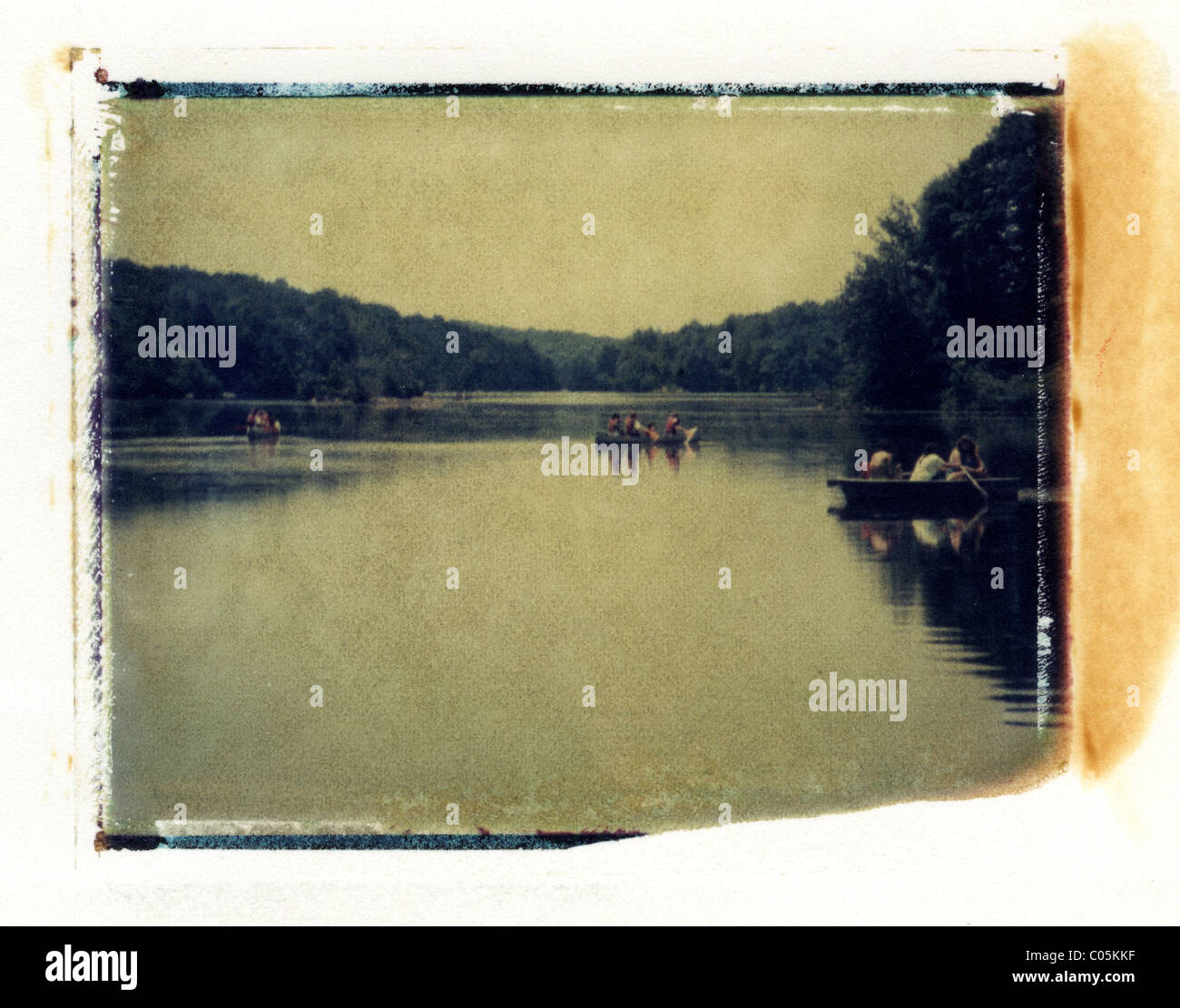 Kanus mit Teens auf einem See im Sommer Stockfoto