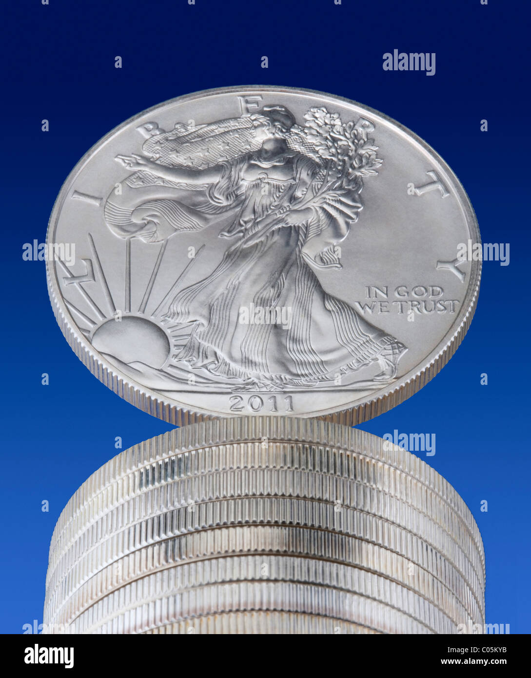 Ein Stapel von 2011 eine Unze uns silver Eagle Münzen mit einem ausgewogen an der Spitze. Stockfoto