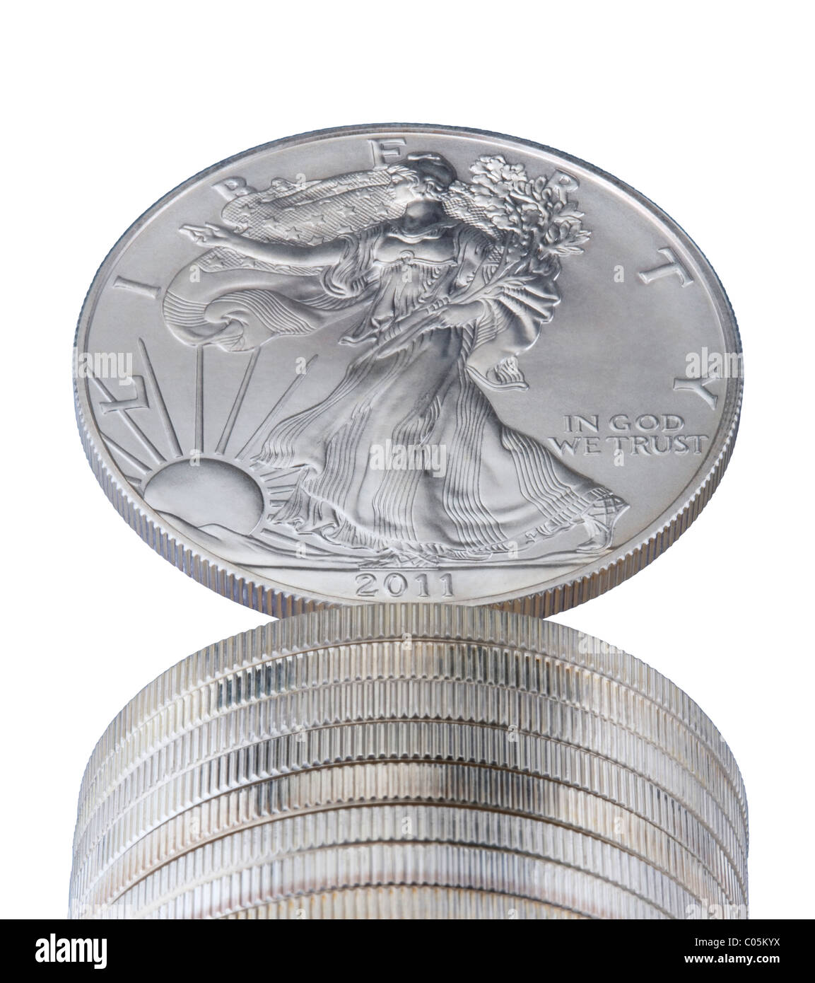 Ein Stapel von 2011 eine Unze uns silver Eagle Münzen mit einem ausgewogen an der Spitze. Stockfoto