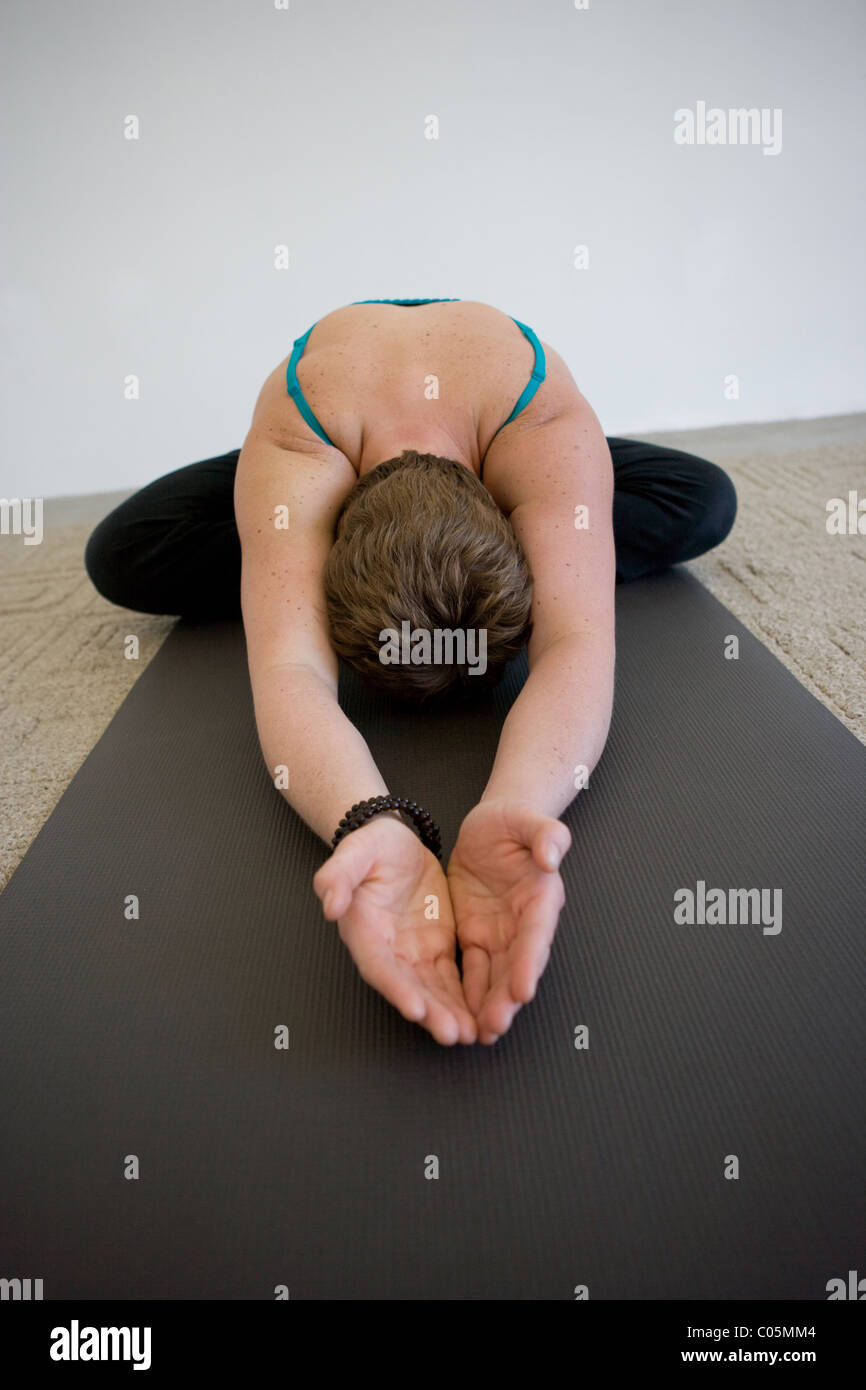 Yoga-Pose, offene Hände, Kursleiter vertikale Stockfoto