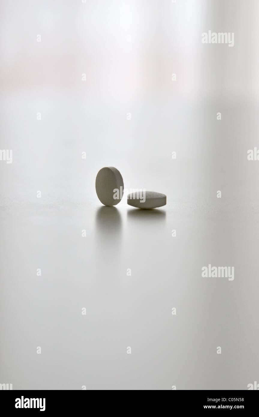 Medizin auf Zähler nach oben, eine Dosis von zwei Tabletten Stockfoto