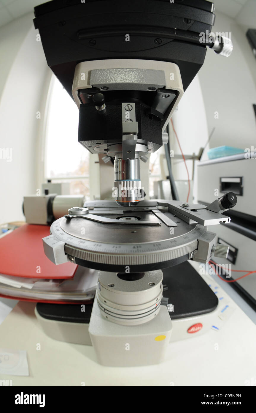 Leica-Mikroskop im zentralen forensischen Labor der polnischen Polizei in Warschau Stockfoto